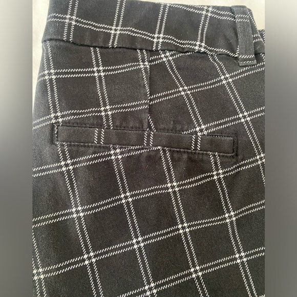 Old Navy pixie cropped pants - Picture 2 of 3